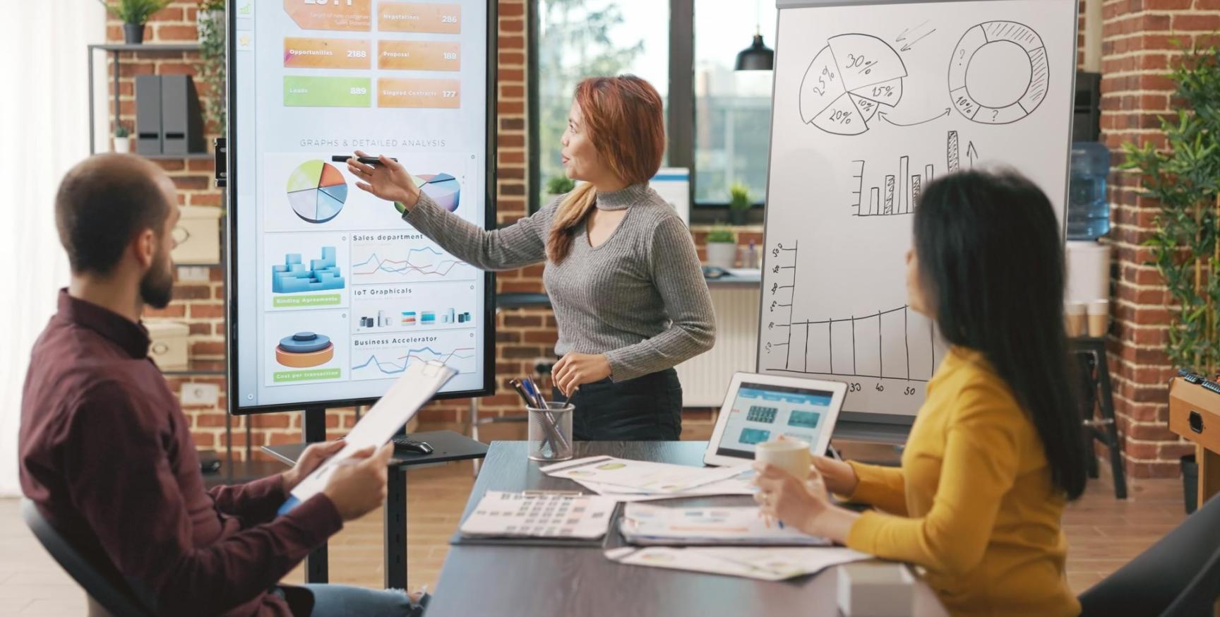 Budgetanalyse Arbeitsplatz mit Dokumenten und Diagrammen