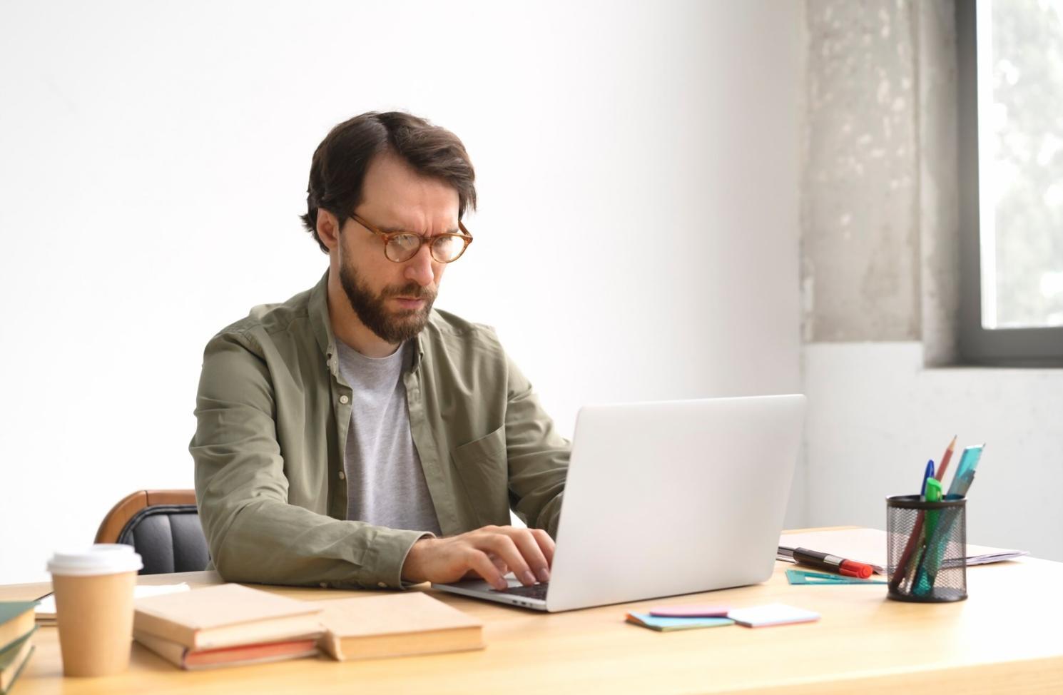 Teamarbeit an Finanzanalysen und Budgetplanung